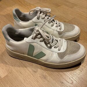Veja V10 Size 39 White and Green (Matcha) Sneakers